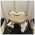 Détail du sac à main en cuir beige grainé avec fermoir rotatif doré et bandoulière - Blanc Cassé