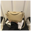 Détail du sac bandoulière beige à grain litchi avec fermoir doré et rabat élégant - Kaki