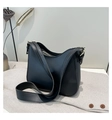 Borsa a tracolla a mezzaluna in pelle nera opaca minimalista con fascia larga - Nero