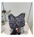 Elegante borsa hobo con stampa leopardata grigia e tracolla larga dal design raffinato - Stampa Leopardata Nero