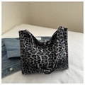 Grande borsa shopper con stampa leopardata grigio nero su sfondo di jeans alla moda - Nero