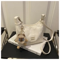 Elegante borsa sottobraccio marmorizzata con ciondolo a orsetto e fibbia in metallo - Bianco Con Ciondolo