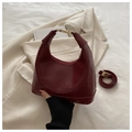 Bolso de hombro minimalista color burdeos en piel sintética con letras y asa metálica dorada - Rojo