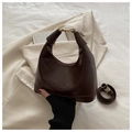 Bolso medialuna marrón oscuro estilo francés con relieve de letras y hebilla dorada - café