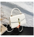 Gros plan sur la texture crocodile blanc et le fermoir doré élégant du sac à main - Blanc