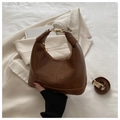 Bolso hobo marrón de cuero sintético con letras grabadas y correa ajustable moda - Marrón