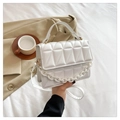 Détail d'un sac à bandoulière blanc matelassé avec chaîne acrylique et finitions dorées - Blanc
