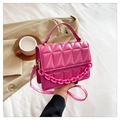 Détail du sac bandoulière fuchsia matelassé avec chaîne acrylique et motif losanges - Rose Rouge