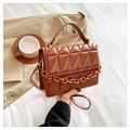 Vue détaillée du sac matelassé marron avec chaîne épaisse et texture similicuir - Marron