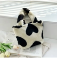 Detalle de bolso de piel sintética suave en blanco y negro con estampado de vaca - Blanco