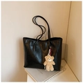 Minimalist black tote bag in smooth faux leather with cute plush bear charm accessory - With Pendant Style / Black