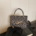 Graue Leopard-Umhängetasche mit Goldakzenten und elegantem Tragegriff-Design - Schwarz