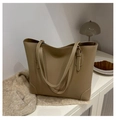 Grande borsa tote kaki minimalista in morbida pelle con doppi manici per uso quotidiano - Cachi