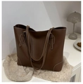 Borsa tote grande marrone scuro con cuciture bianche a contrasto in pelle opaca - Marrone Scuro