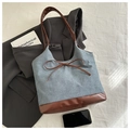 Dettaglio borsa tote in denim con finiture in pelle e fiocco marrone stile ufficio - Piccolo Denim Caffè Senza Ciondolo