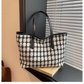 Grande borsa tote in tweed a scacchi bianchi e neri con manici in pelle - Bianco