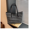 Grande borsa tote in tweed a scacchi bianchi e neri con manici e finiture in pelle - Nero