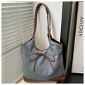 Dettaglio della grande borsa tote in denim con accenti in pelle marrone e fiocco - Grande Denim Caffè Senza Ciondolo