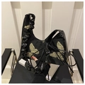 Borsa hobo in pelle nera con ricamo a farfalla dorata e manici arricciati - Oro