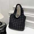 Bolso tote acolchado negro con textura de nube y forro beige en contraste - Negro