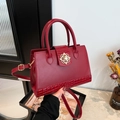 Dunkelrote Handtasche mit Krokodilprägung, Goldschnalle und verstellbarem Riemen - Rot