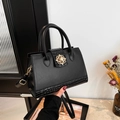 Schwarze Umhängetasche aus Krokodilleder mit dekorativer goldener Blumenschnalle - Schwarz