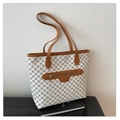 Dettaglio della borsa tote in tela con motivi floreali e tasca con zip in pelle marrone - Bianco