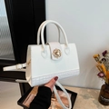 Weiße Handtasche mit Krokodilprägung, goldenem Blumenverschluss und Schulterriemen - Weiß