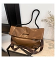 Detail van bruine leren shopper met zwart geweven handvat en brede schouderriem - Bruin