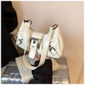 Bolso de hombro minimalista de cuero sintético blanco con hebilla plateada y pliegues - Blanco