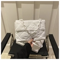 Détail du sac bandoulière rembourré blanc avec matelassage et grosse chaîne chic - Blanc