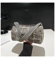 Braune geometrische gewebte Zylindertasche mit schwarz-weißem gepunktetem Gurt - Braun