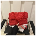Gros plan d'un sac bandoulière matelassé rouge avec poignée chaîne en plastique épais - Rouge