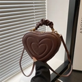 Dunkelbraune herzförmige Handtasche mit gerafftem Griff und dreifacher Herzprägung - Kaffeebraun