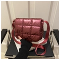 Borsa a tracolla trapuntata bordeaux con finitura metallica lucida e tracolla in nylon - Rosso