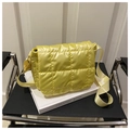 Dettaglio di una borsa a tracolla trapuntata giallo brillante con spallina regolabile - Giallo