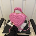 Rosafarbene herzförmige Stepptasche mit gerafftem Griff und goldenen Beschlägen - Rosa