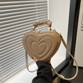 Sac à bandoulière beige en forme de cœur avec texture matelassée et poignée froncée - Kaki