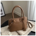 Dettaglio di una borsa a mano marrone opaca con cuciture decorative e tracolla rimovibile - Marrone