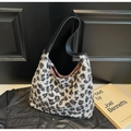 Borsa hobo chic in pelliccia sintetica leopardata con tracolla in pelle nera per inverno - Bianco Sporco