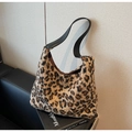 Borsa hobo in peluche leopardato con elegante tracolla in pelle nera da donna - Cachi