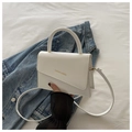 Borsa a mano bianca minimalista in pelle con patta irregolare e scritta dorata - Bianco