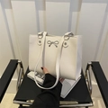 Elegante bolso tote blanco de cuero PU con emblema de mariposa plateada y doble correa - Blanco