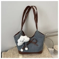 Borsa tote in denim blu con finiture in pelle e ciondolo a nuvola su maglia morbida - Piccolo Denim Caffè Con Ciondolo