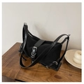 Trendige schwarze Baguette Tasche im Biker-Stil mit Metallschnallen und Lederbesatz - Schwarz