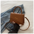 Borsa a spalla retrò in ecopelle marrone con scritta dorata e patta asimmetrica - Marrone