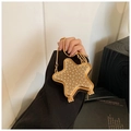 Sternförmige goldene Abendtasche mit Strasssteinen und Metallkette von Model gehalten - Gold