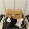 Detalle del bolso bandolera de cuero caqui con elegante hebilla de metal dorado fino - Caqui