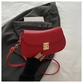 Bolso silla rojo en cuero con diseño de lichi, cierre dorado y correa delgada ajustable - Rojo