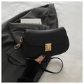 Bolso de hombro chic en cuero granulado negro con hebilla dorada y correa delgada - Negro